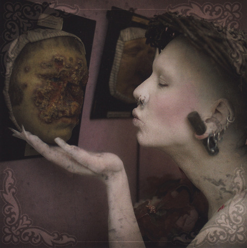 lizardbirdthing:  Anna-Varney Cantodea.Top-tier goth.