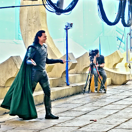 led-lite:fluturojdallandyshia:Behind the Scenes of Thor: RagnarokThe Loki - Hela dialogue scene I wi