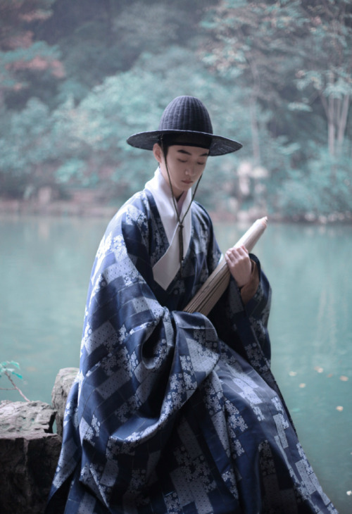 chinese hanfu for men in historically accurate style of ming dynasty by 古今制衣工作室