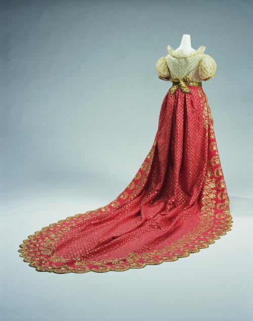 thevintagethimble:Court Dress,c.1820-SpainMaterial: White silk satin with silk tulle embroidered wit