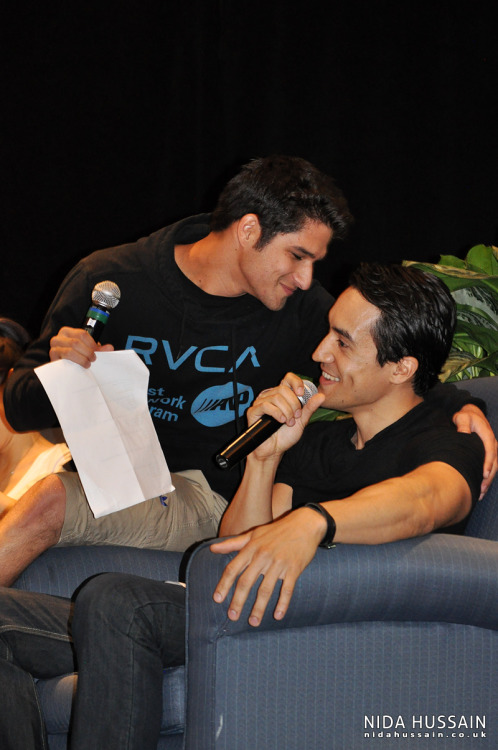 hoechlder:Bitecon (April 2014)Posey trying to smell Keahu.DO NOT repostso someone tell me why is his