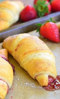 foodffs:  STRAWBERRY VANILLA CRESCENT ROLLSReally nice recipes. Every hour.Show me what you cooked!