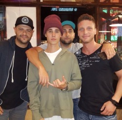 keeping-up-with-bieber:  carminminardi: Grabbed a late night slice of pizza and we made a new friend 😜