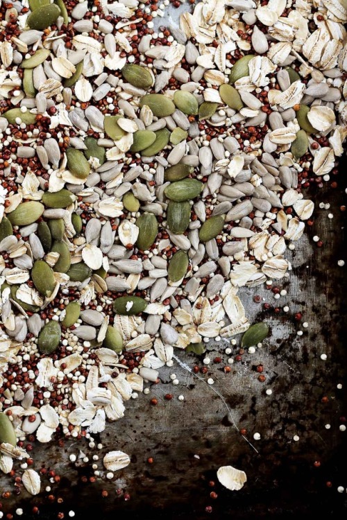 foodffs: Toasted Quinoa, Dried Fig &amp; Dark Chocolate Nut Free Granola BarsFollow for recipesG