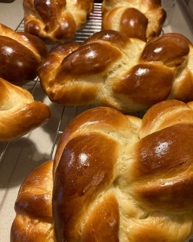 urielsbakeshop #bread#baking#food#cottagecore#challah#braided bread#enriched dough