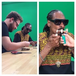 reddlr-trees:  Seth Rogen teaching Snoop Dogg how to roll a perfect cross joint. 