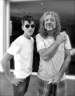 dance-little-turner:  babeimgonnaleaveu:  Alex Turner &amp; Robert Plant (September 2011)  OH. MY. GOD. I’M DYING.