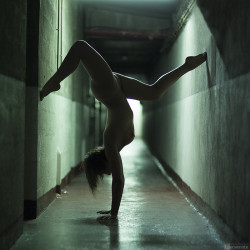 blootje:  To bend over backwards by -FBenveniste-