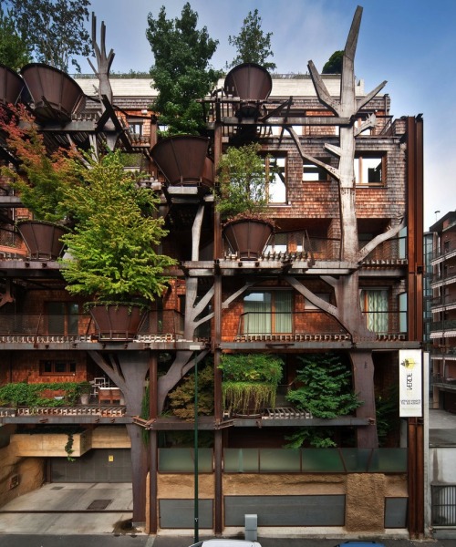 escapekit:  25 VerdeDesigned by Luciano Pia, the 5-story apartment building in Italy protects residents from air and noise pollution. This urban treehouse has a potted forest of 150 trees to help cut down on air pollution. With 63 units, each benefits