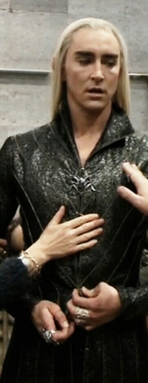 thrandyism:Thranduil in dark clothes is going to be the death of me