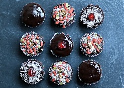 heckyeahvegancupcakes:  Dark Chocolate Cupcakes