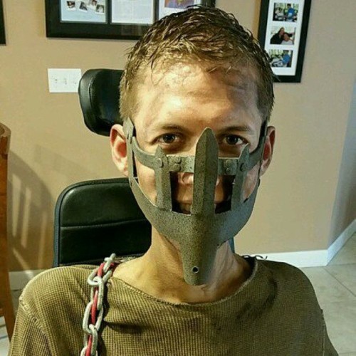 hobbitsaarebas:fatsexybitch:boredpanda:Disabled Student Turns Wheelchair Into Epic Mad Max CosplayBa