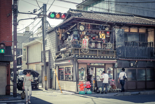 ileftmyheartintokyo:  Weird Props House by どこでもいっしょ on Flickr.