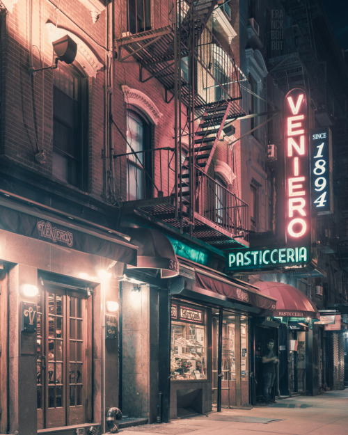 escapekit:Light On Beautiful work by Brooklyn photographer Franck Bohbot. Franck presents a nocturna