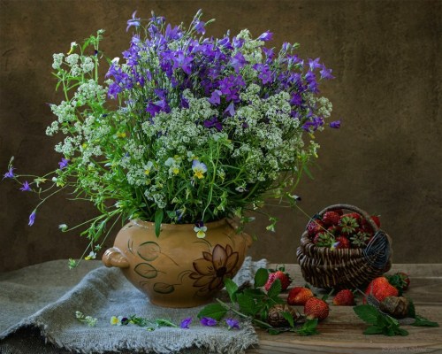 asimplelifeaysha: Wildflowers and strawberries by Daykiney