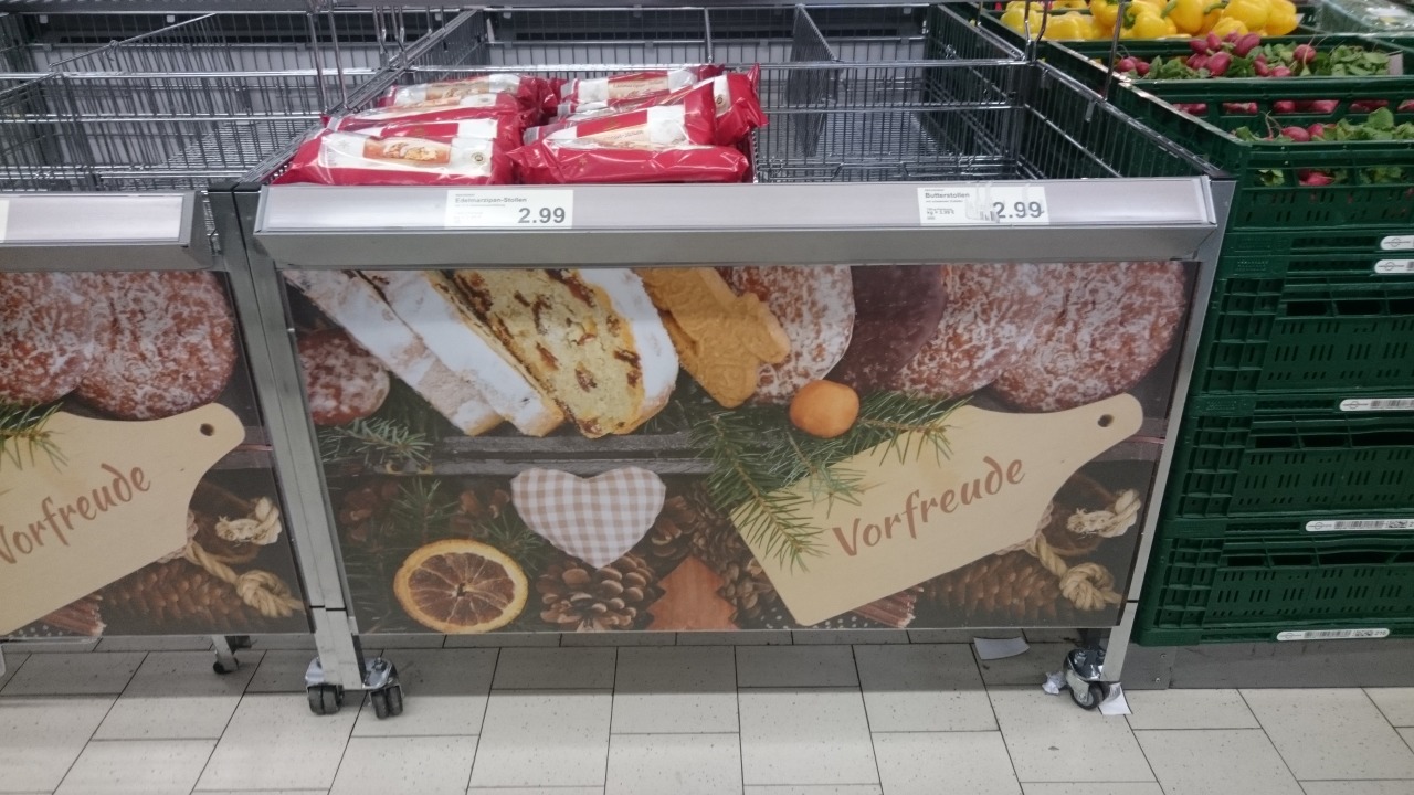 Oh! Da denkt man noch an laue #Sommerabende - dann das! Weihnachten steht vor der #Discounter-Tür!!