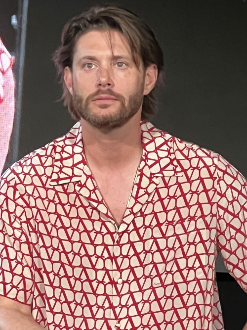 THIS IS WHAT HE LOOKS LIKE AT JIB RIGHT HOW AM I SUPPOSED TO FUNCTION