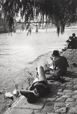 blackpicture:  Janine Niépce Square du Vert Galant (1983) 