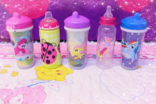 babyprincesskiki:  ʚ♡ɞ(ू•ᴗ•ू❁) My baba and sippy collection!!!! I hope every wittle and caregiver is having a wonderful day/night!!! Caregivers make sure to keep your little’s sippies full :3 and littles keep on sipping!!! Hehehe What