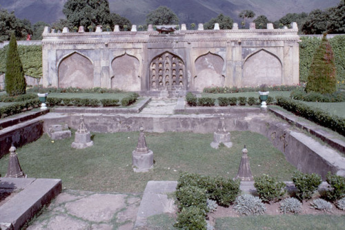 indophilia: Nishat Gardens in Kashmir are currently being restored. One of the best and most beautif