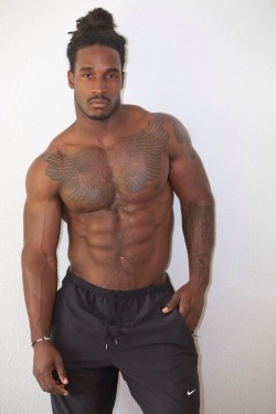 zachmuscle:  #BlackSoBeautiful#ZachmuscleLikesThis  very hot as men