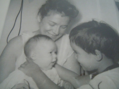 Elizabeth Benedict with her mother, Sara, and newborn sister, Nancy.