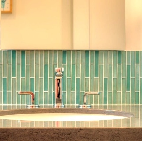 Bathroom - Contemporary BathroomBathroom - Mid-sized Contemporary Kids' Bathroom Plan With Beige Floor,
