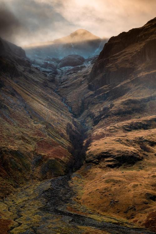 oneshotolive:  Glencoe - Scotland. Doing that thing it does… IG is @inutopia for more stuff [OC][1363x2048] 📷: Inutopian 