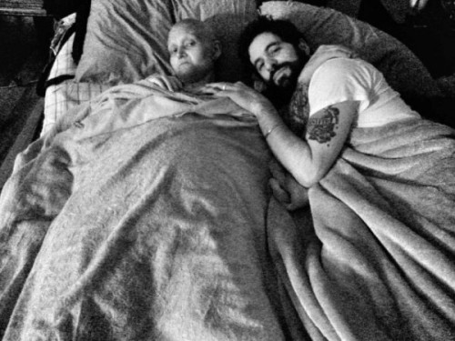 steffxtinct26:  malaclasecl:  Fotógrafo retrató como avanzó el cáncer de su novia, hasta la muerte  so..sad.. 