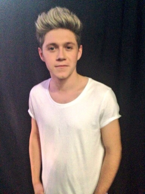 direct-news:Niall backstage at X Factor.