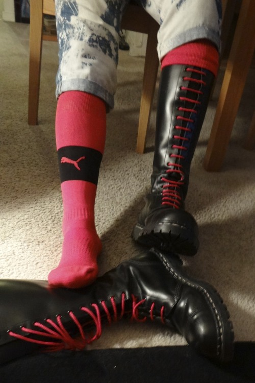 poz-skinhead-pig:  I”d love to be wearing those boots and get fisted 