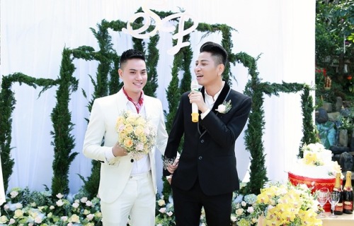 asianboysloveparadise:This Vietnamese gay couple celebrated their 7 years of love with a wedding cer