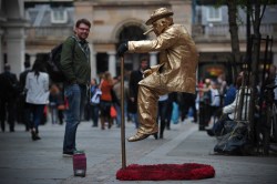 clarincomhd:  Un artista callejero realiza su performance en Covent Garden , en el centro de Londres. (AFP) 