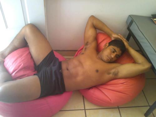 XXX amantedechakales:  MIREN ESTE CABRON RICO photo