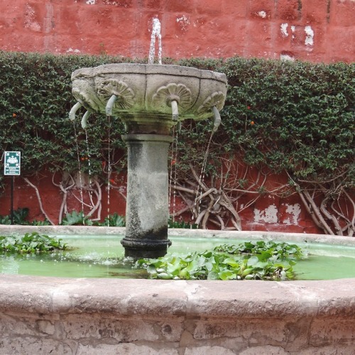 Fuente, patio interior del monasterio de Santa Catalina, Arequipa, Perú, 2017.The small green sign s