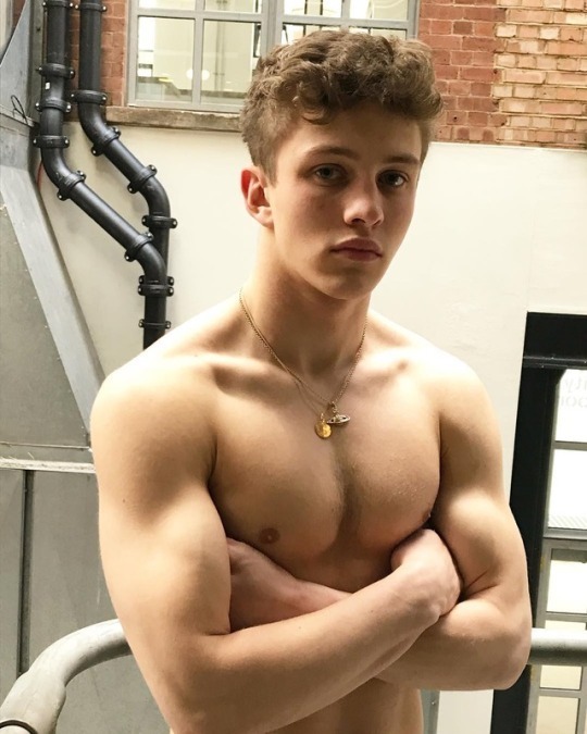 thegloryboy:  MORE PHOTO