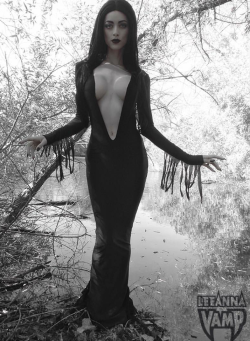 serpentines-fires:  Leanna Vamp as Morticia