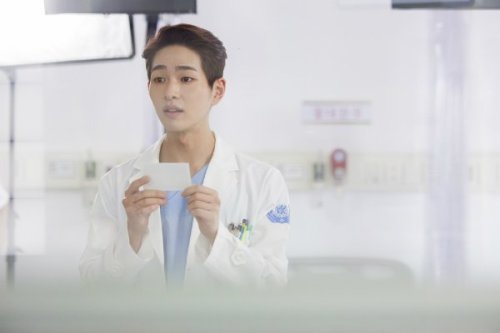 onewsource:Stills of Onew as Dr. Chi Hoon in “Descendants of the Sun”