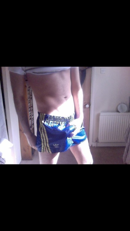 shinynylonshorts: Dammmmm sexi mmmmmm my type ;-)) Saugeil