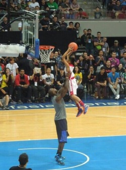 Everybodylovesaimee:  Lebron Lifting A Kid So He Can Dunk! Adorable! 