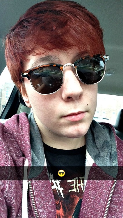 sapphicwerewolves: im smol, im gay, and i wear sunglasses even when its cloudy because my eyes, much