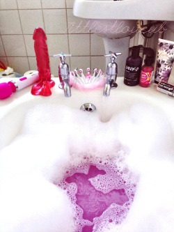 littlestloucub:How princesses have baths