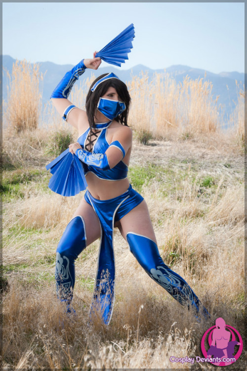 thehentainook:  nsfwgamer:  Best of Mortal Kombat Kosplay – Kitana Click here to see the full gallery  KITANA!!! :D