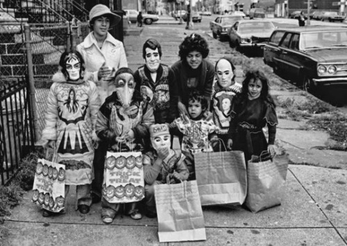 gravesandghouls:  Children in Halloween costumes photographed by Larry Racioppo NYC, 1974 - 1978 