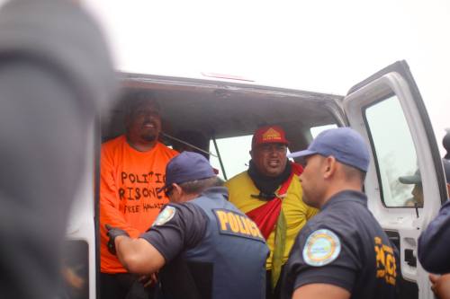 idlenomore: decolonizingmedia: 11 Mauna Kea Protectors Arrested After Successfully Shutting Down TMT