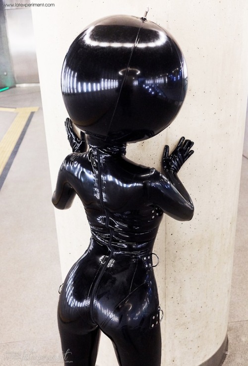 fetishdolltt: kinkygoethe: Heavy rubber doll! ♥ by Latexperiment.com #Doll #Kinky!