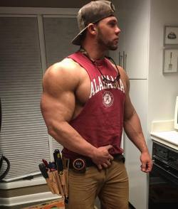 alphamusclehunks:  SEXY, LARGE and IN CHARGE.