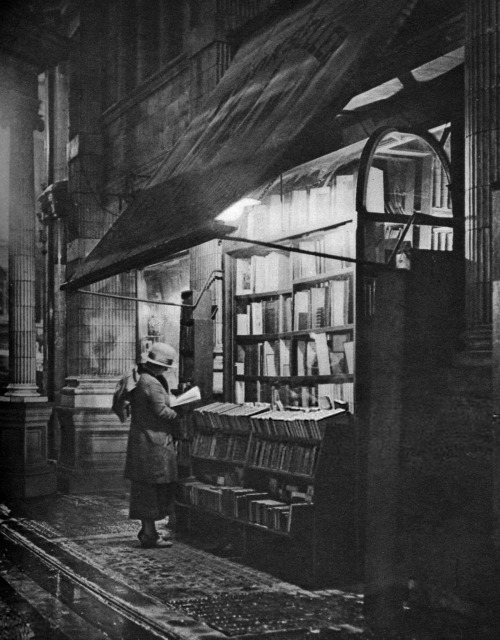 undr:HW Fincham. A bookshop in Bloomsbury,