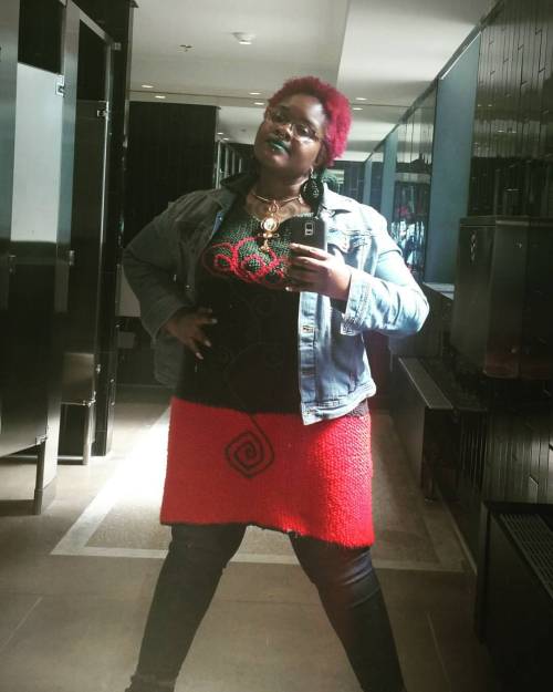 ladyspeechsankofa:I don’t always hit you with that full length bathroom selfie.But when I do…it’s because I love my outf
