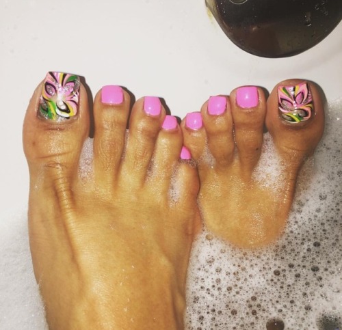 queenlizfeet: Pink prints on the big toe